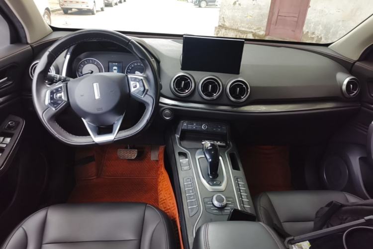 Used Wey VV5 2019 1.5T Two-Wheel Drive Color Pioneer Center Console