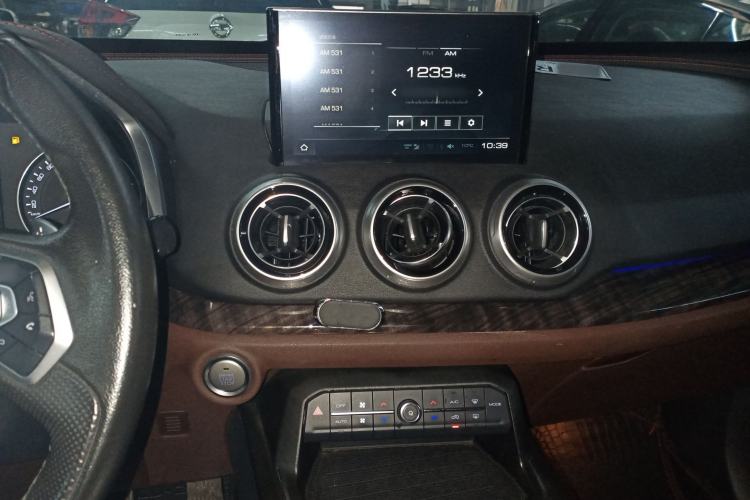 Used Wey VV5 2019 1.5T Two-Wheel Drive Color Pioneer Center Console