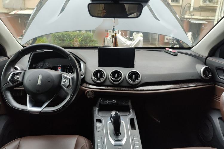 Used Wey VV5 2019 1.5T Two-Wheel Drive Color Pioneer Center Console