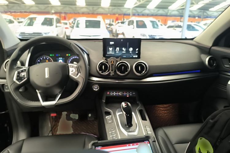 Used Wey VV5 2019 1.5T Two-Wheel Drive Color Pioneer Center Console
