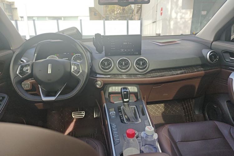 Used Wey VV5 2019 Upgraded Model 2.0T Two-Wheel Drive Flagship Version China V Standard Center Console