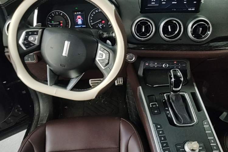 Used Wey VV5 2019 Upgraded Model 2.0T Two-Wheel Drive Ultra-Luxury Version China V Standard Center Console