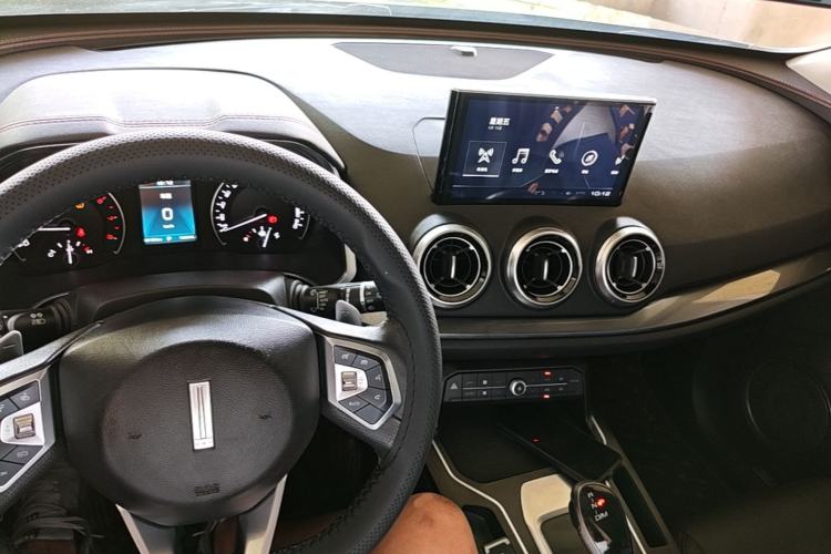 Used Wey VV5 2019 1.5T Two-Wheel Drive Color Pioneer Center Console