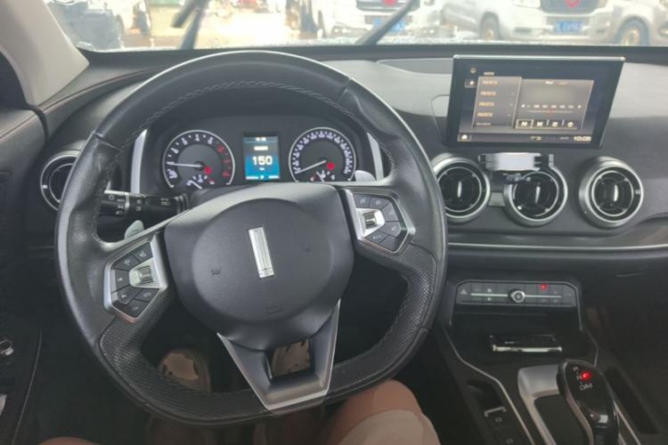 Used Wey VV5 2019 1.5T Two-Wheel Drive Color Pioneer Center Console