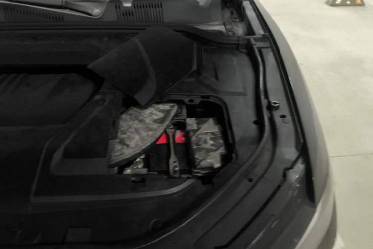Used Wey VV5 2019 1.5T Two-Wheel Drive Color Pioneer Engine Bay Left