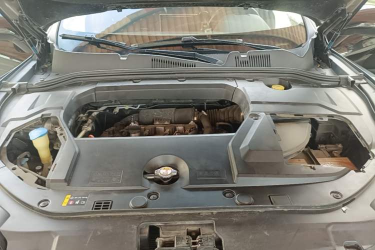 Used Wey VV5 2019 Upgraded Model 2.0T Two-Wheel Drive Flagship Version China V Standard Engine Bay