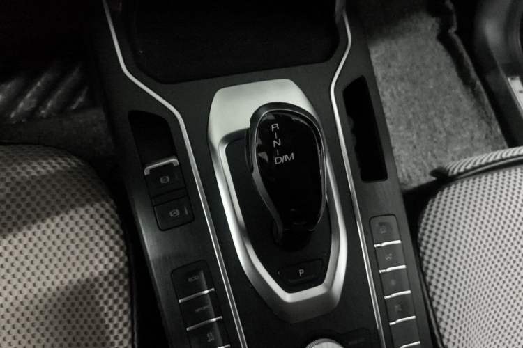 Used Wey VV5 2019 1.5T Two-Wheel Drive Color Pioneer Gear Lever