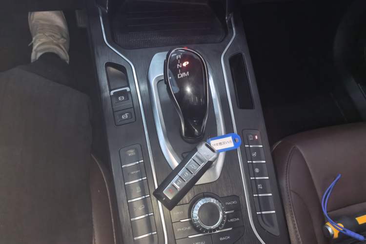 Used Wey VV5 2019 1.5T Two-Wheel Drive Color Pioneer Gear Lever
