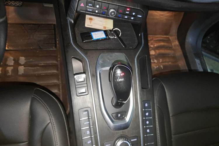 Used Wey VV5 2019 1.5T Two-Wheel Drive Color Pioneer Gear Lever