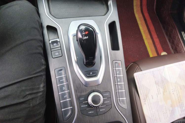 Used Wey VV5 2019 1.5T Two-Wheel Drive Color Pioneer Gear Lever