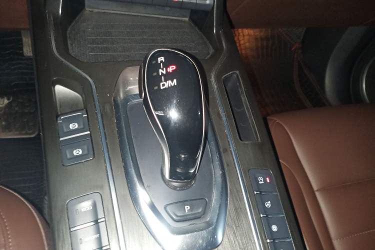 Used Wey VV5 2019 1.5T Two-Wheel Drive Color Pioneer Gear Lever
