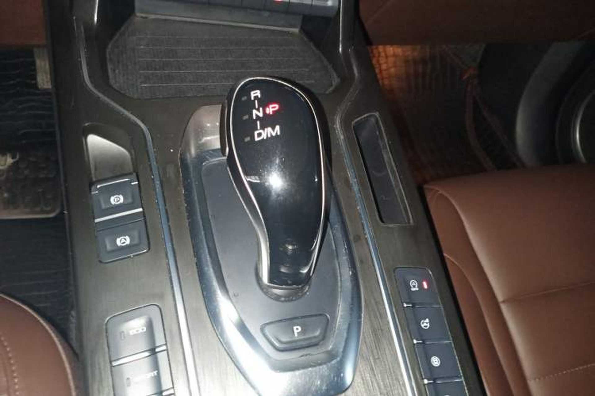 Used Wey VV5 2019 1.5T Two-Wheel Drive Color Pioneer Gear Lever