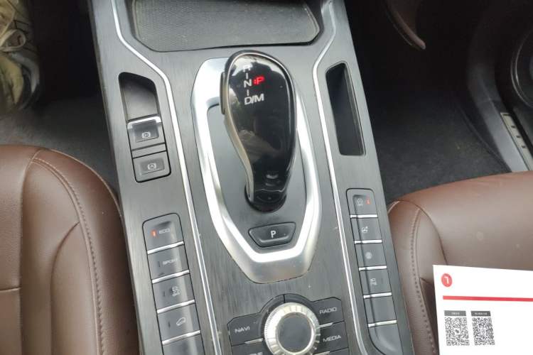 Used Wey VV5 2019 1.5T Two-Wheel Drive Color Pioneer Gear Lever