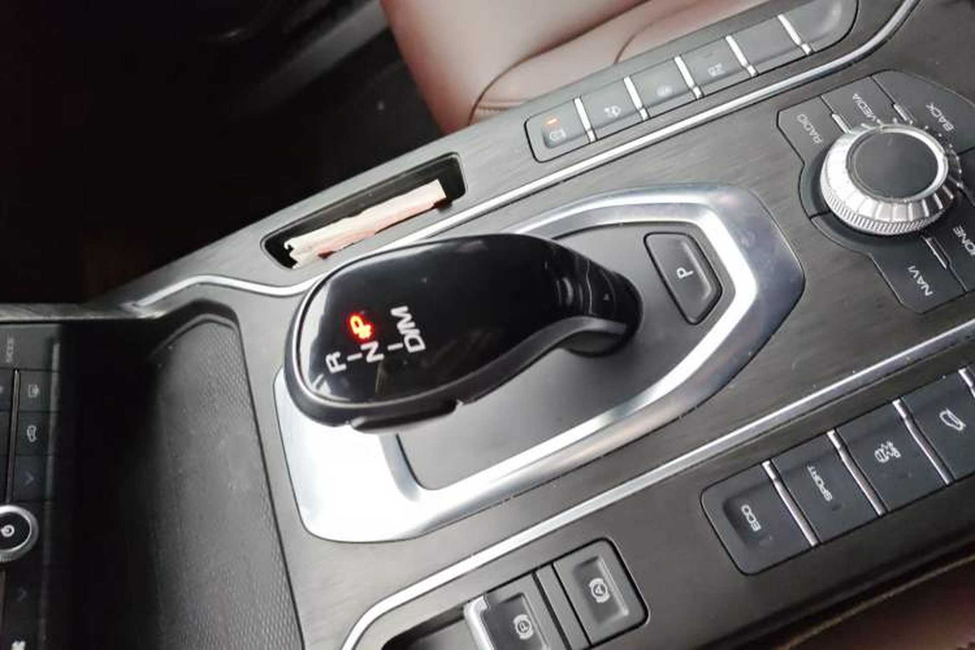 Used Wey VV5 2019 1.5T Two-Wheel Drive Color Pioneer Gear Lever