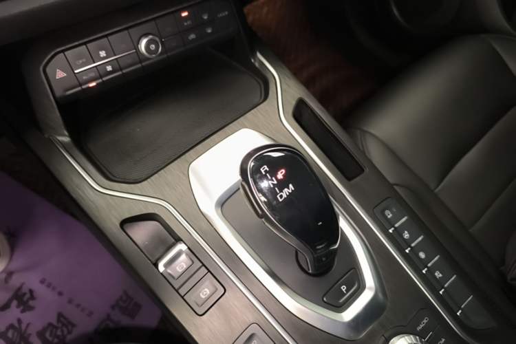 Used Wey VV5 2019 1.5T Two-Wheel Drive Color Pioneer Gear Lever