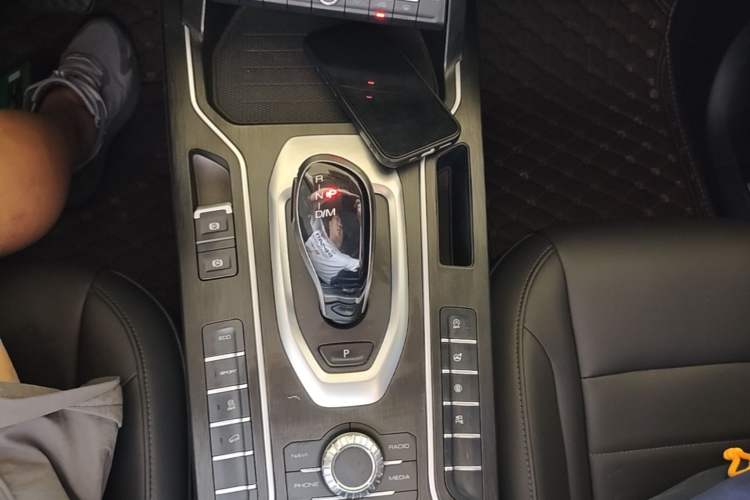 Used Wey VV5 2019 1.5T Two-Wheel Drive Color Pioneer Gear Lever
