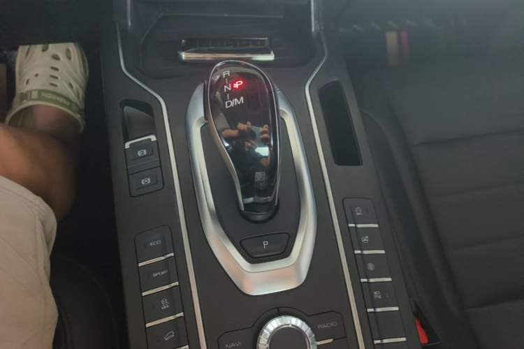 Used Wey VV5 2019 1.5T Two-Wheel Drive Color Pioneer Gear Lever