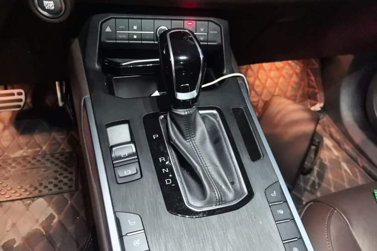 Used Wey VV5 2019 Upgraded Model 2.0T Two-Wheel Drive Flagship Version China VI Standard Gear Lever