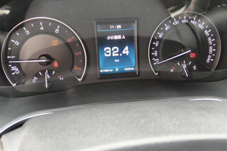Used Wey VV5 2019 1.5T Two-Wheel Drive Color Pioneer Odometer Close Up