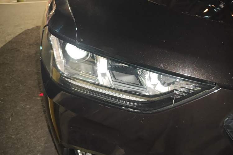 Used Wey VV5 2019 Upgraded Model 2.0T Two-Wheel Drive Ultra-Luxury Version China VI Standard Right Front Headlight