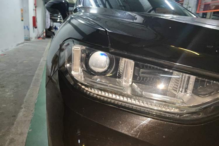 Used Wey VV5 2019 1.5T Two-Wheel Drive Color Pioneer Right Front Headlight