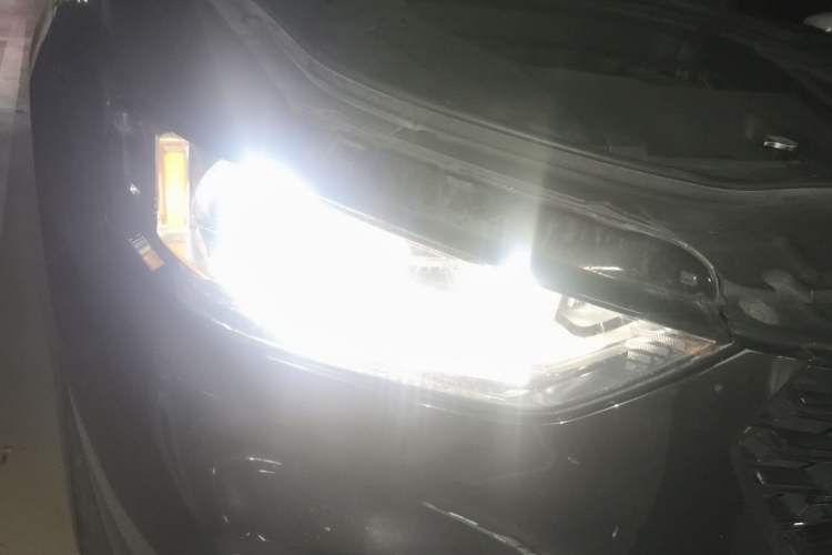 Used Wey VV5 2019 Upgraded Model 2.0T Two-Wheel Drive Ultra-Luxury Version China V Standard Right Front Headlight