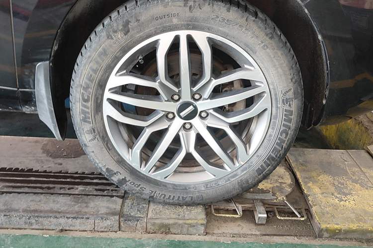 Used Wey VV5 2019 Upgraded Model 2.0T Two-Wheel Drive Ultra-Luxury Version China V Standard Right Front Wheel Hub