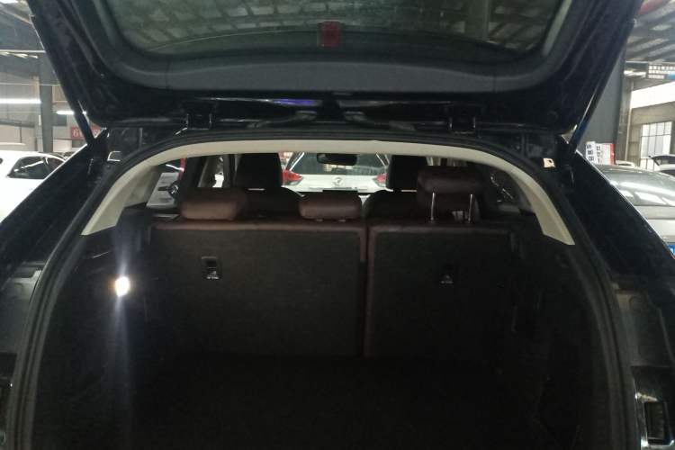 Used Wey VV5 2019 1.5T Two-Wheel Drive Color Pioneer Trunk