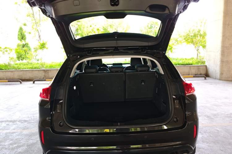 Used Wey VV5 2019 1.5T Two-Wheel Drive Color Pioneer Trunk