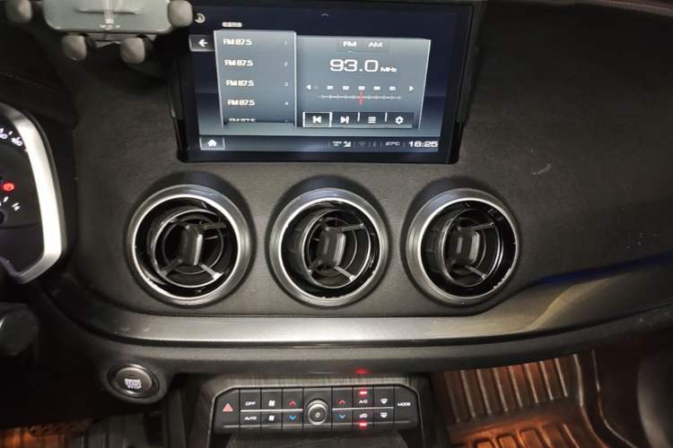 Used Wey VV5 2019 1.5T Two-Wheel Drive Color Pioneer Audio And AC Panel
