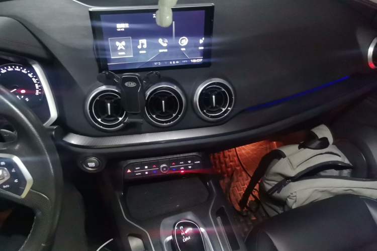 Used Wey VV5 2019 1.5T Two-Wheel Drive Color Pioneer Audio And AC Panel