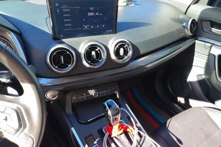 Used Wey VV5 2019 Upgraded Model 2.0T Two-Wheel Drive Ultra-Luxury Version China V Standard Audio And AC Panel
