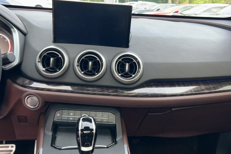 Used Wey VV5 2019 Upgraded Model 2.0T Two-Wheel Drive Flagship Version China V Standard Audio And AC Panel