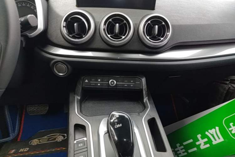 Used Wey VV5 2019 1.5T Two-Wheel Drive Color Pioneer Audio And AC Panel