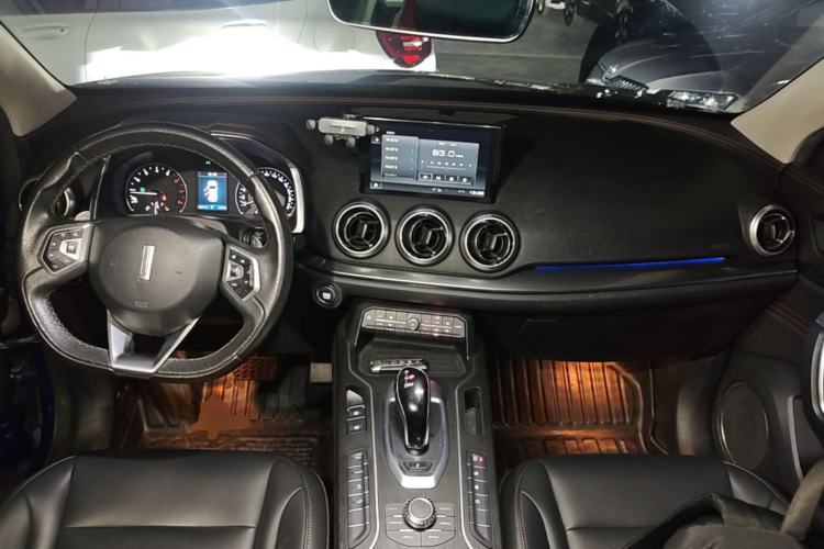 Used Wey VV5 2019 1.5T Two-Wheel Drive Color Pioneer Center Console