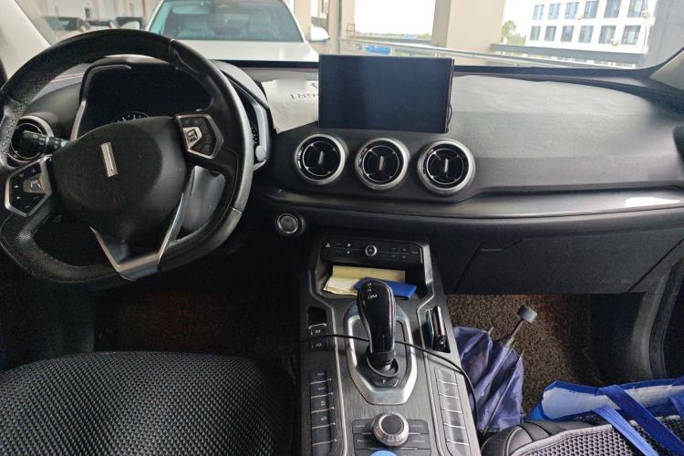 Used Wey VV5 2019 1.5T Two-Wheel Drive Color Pioneer Center Console