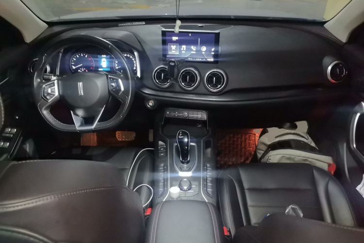 Used Wey VV5 2019 1.5T Two-Wheel Drive Color Pioneer Center Console