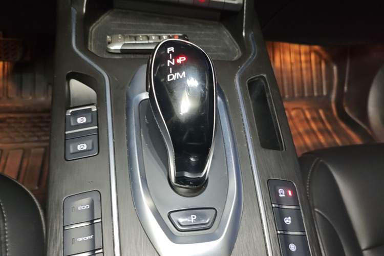 Used Wey VV5 2019 1.5T Two-Wheel Drive Color Pioneer Gear Lever