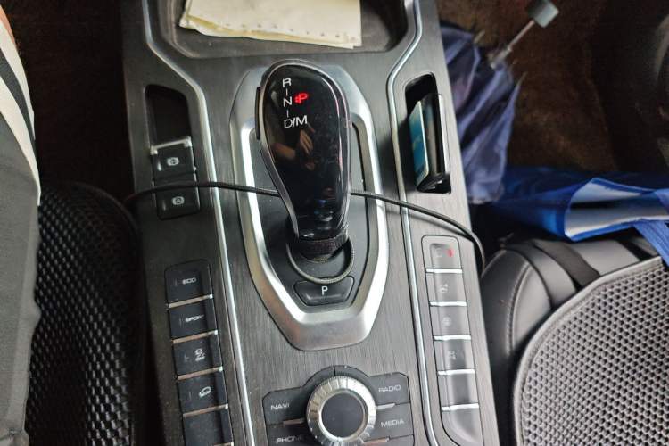 Used Wey VV5 2019 1.5T Two-Wheel Drive Color Pioneer Gear Lever