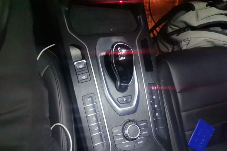 Used Wey VV5 2019 1.5T Two-Wheel Drive Color Pioneer Gear Lever