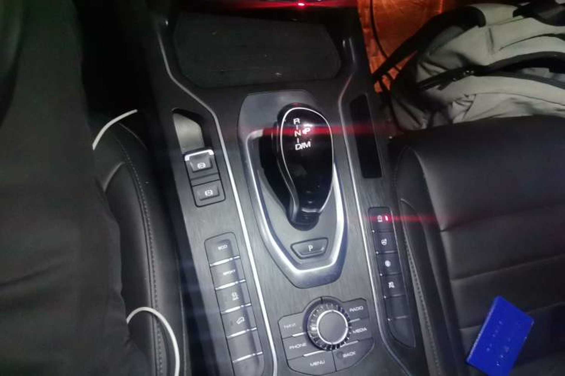 Used Wey VV5 2019 1.5T Two-Wheel Drive Color Pioneer Gear Lever
