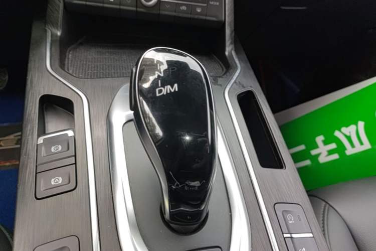 Used Wey VV5 2019 1.5T Two-Wheel Drive Color Pioneer Gear Lever