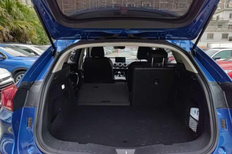 Used Wey VV5 2019 1.5T Two-Wheel Drive Color Pioneer Trunk