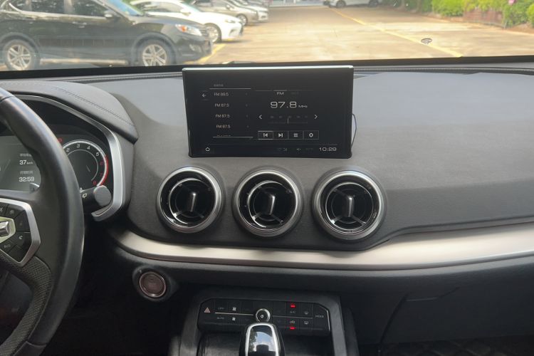 Used Wey VV5 2019 Upgraded Model 2.0T Two-Wheel Drive Flagship Version China V Standard Audio And AC Panel
