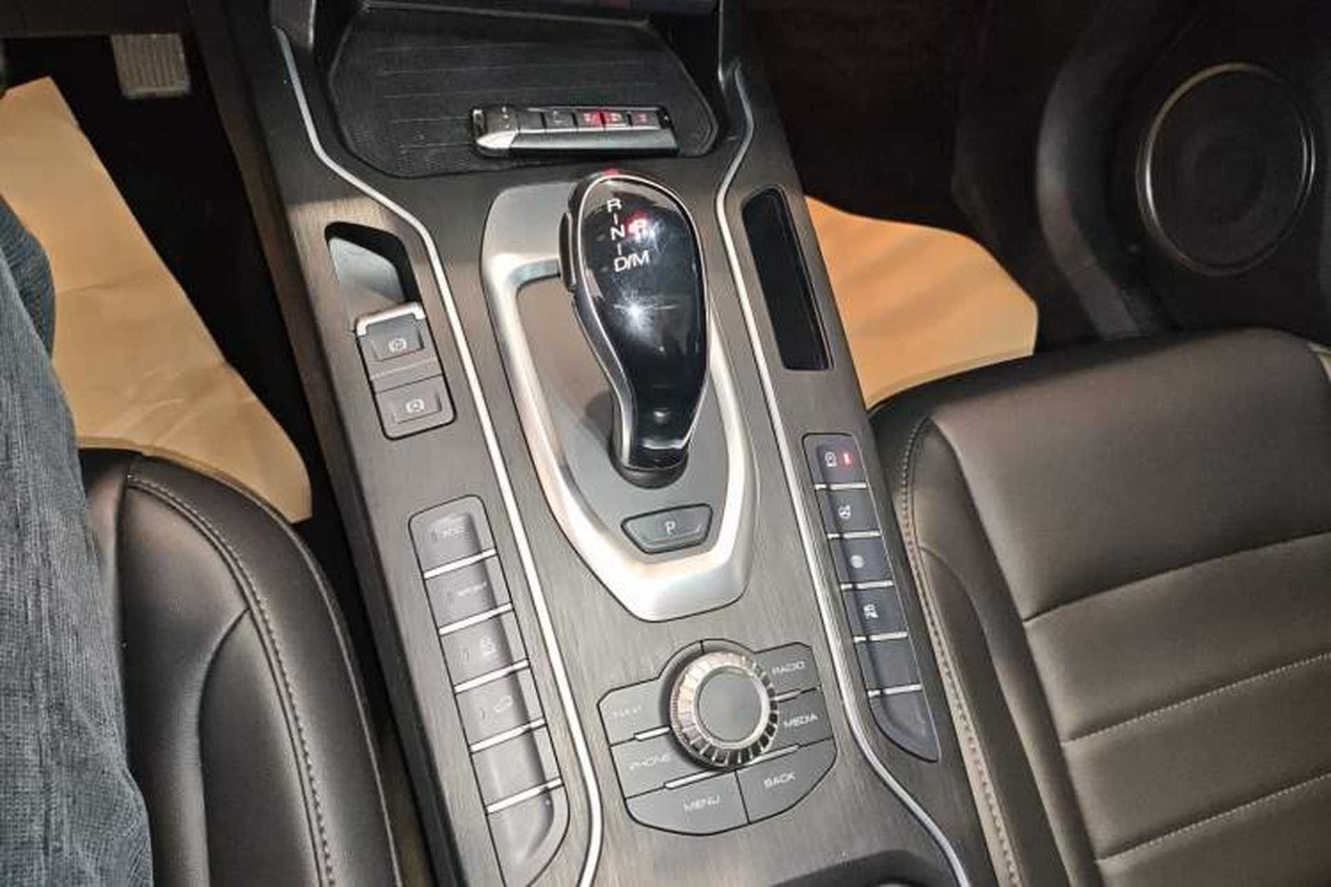 Used Wey VV5 2019 1.5T Two-Wheel Drive Color Pioneer Gear Lever
