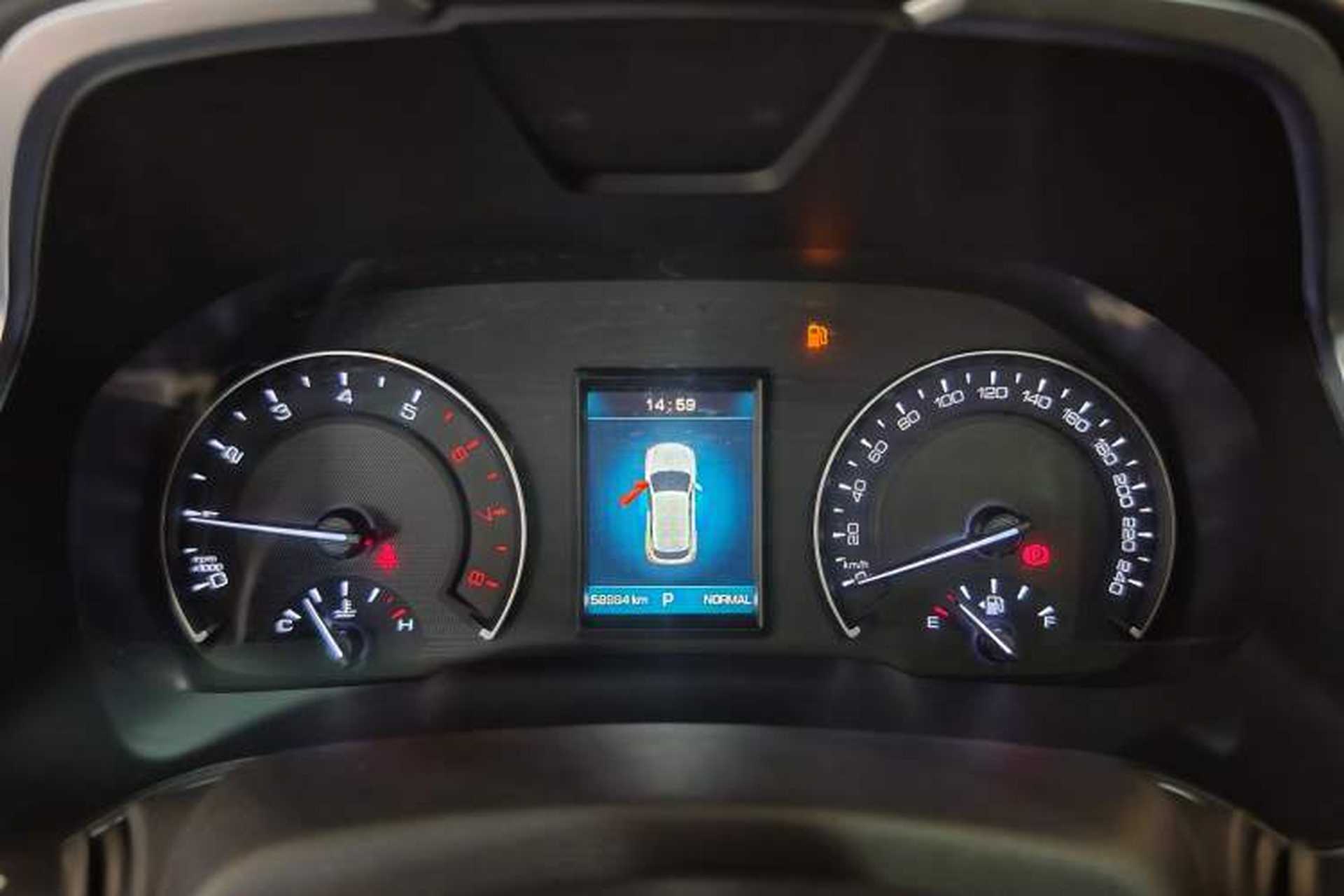 Used Wey VV5 2019 1.5T Two-Wheel Drive Color Pioneer Odometer Close Up