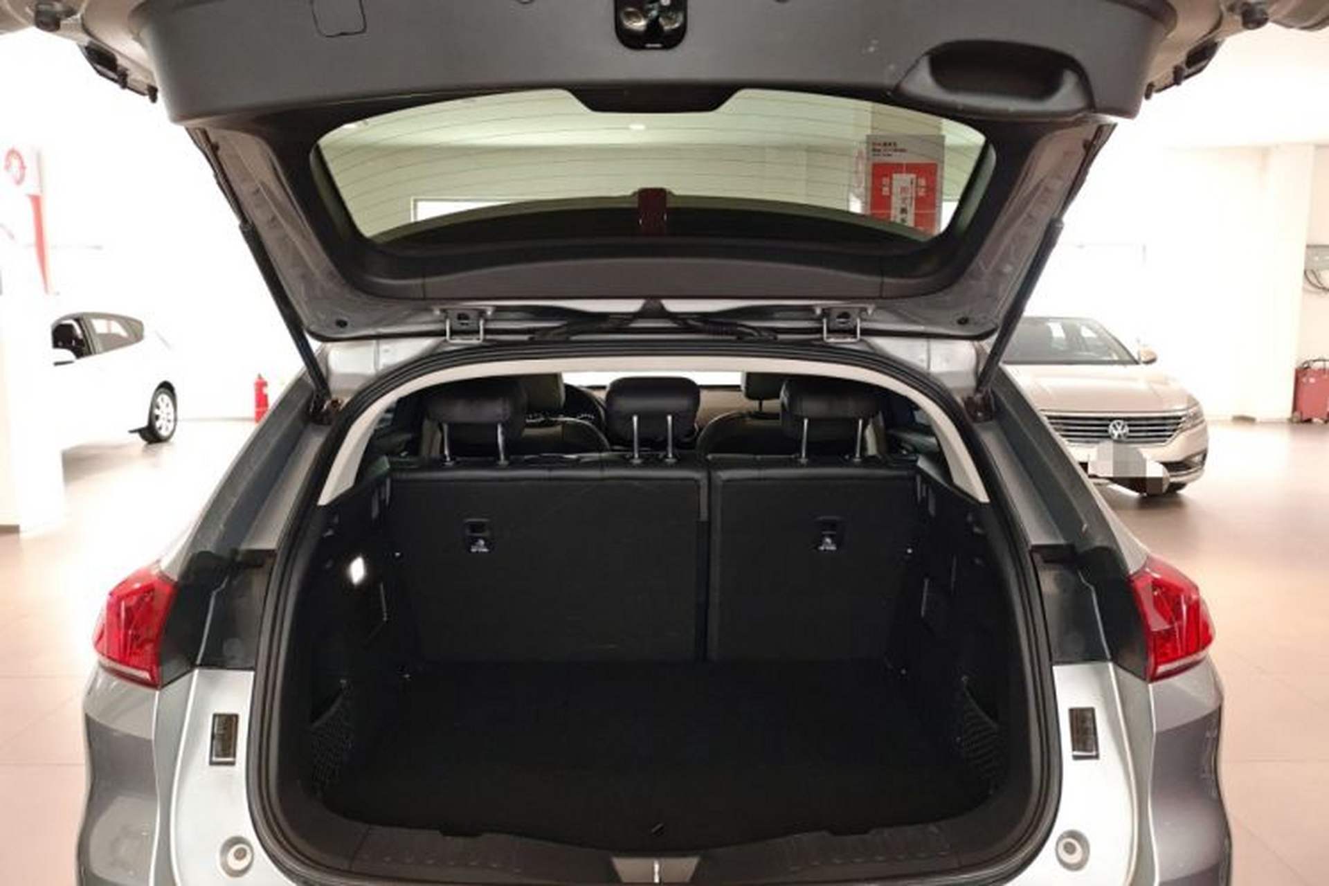 Used Wey VV5 2019 1.5T Two-Wheel Drive Color Pioneer Trunk