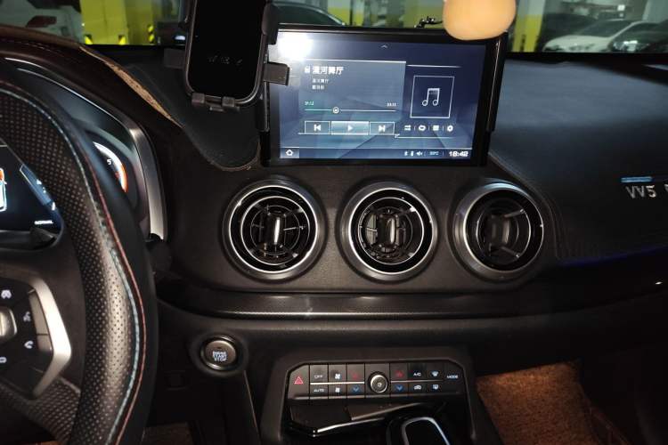 Used Wey VV5 2019 Upgraded Model 2.0T Two-Wheel Drive Flagship Version China V Standard Audio And AC Panel