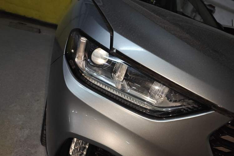 Used Wey VV5 2019 Upgraded Model 2.0T Two-Wheel Drive Flagship Version China V Standard Right Front Headlight