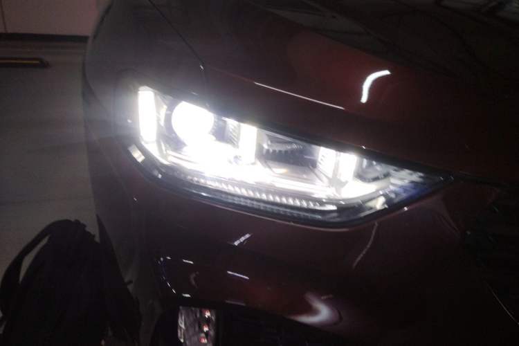 Used Wey VV5 2019 Upgraded Model 2.0T Two-Wheel Drive Flagship Version China V Standard Right Front Headlight
